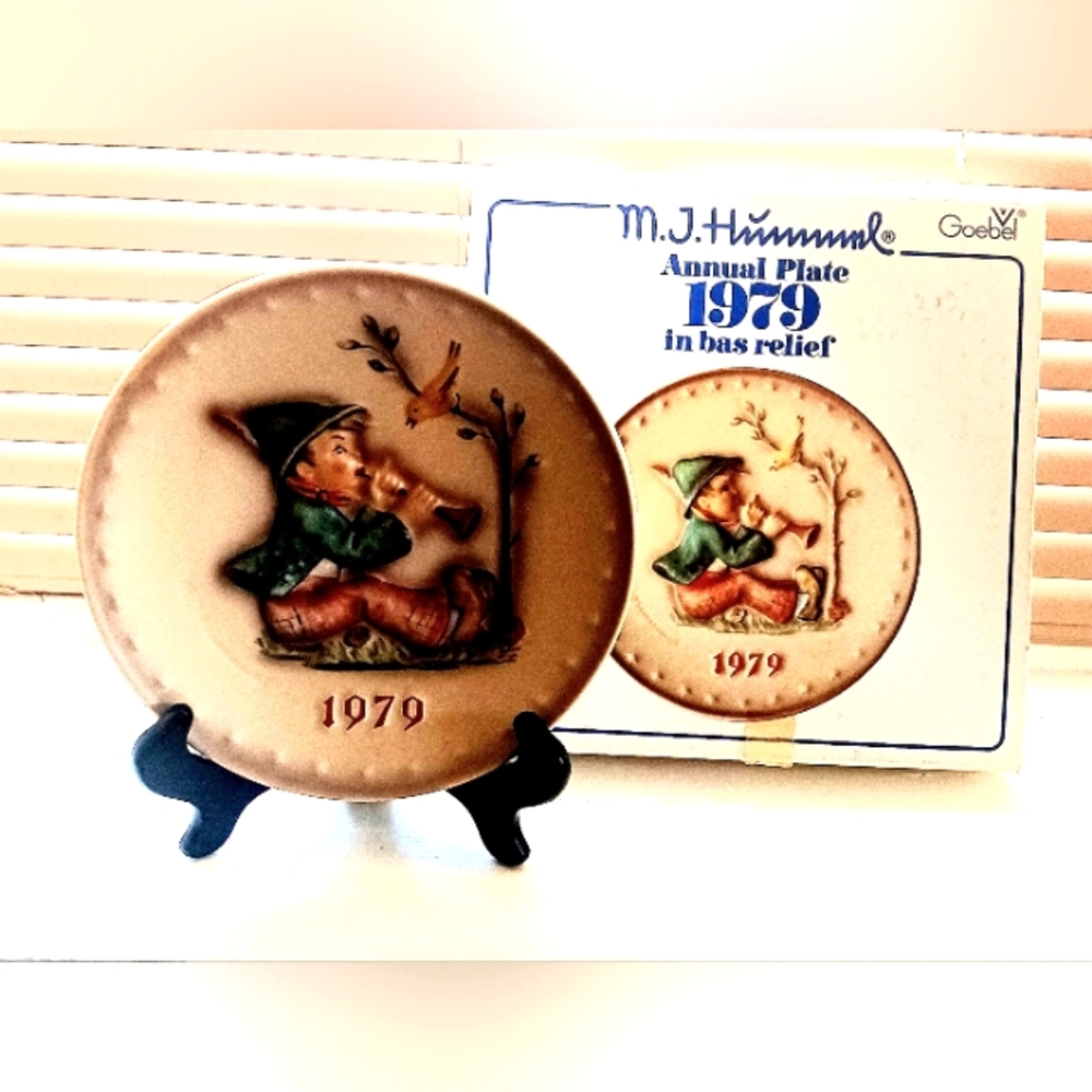 Goebel - MJ Hummel 9th Annual Plate in Bas Relief 1979 - Handpainted